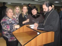 тер Саргис отвечает на вопросы участников встречи